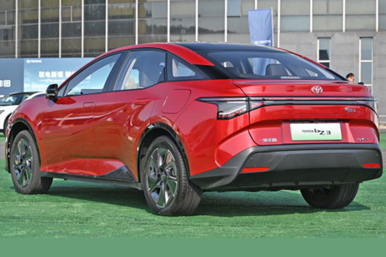 Trong khi đó, các chi tiết thiết kế của mẫu sedan điện Toyota bZ3 2023 tại Trung Quốc lại có nhiều điểm tương đồng với "người anh em" bZ4X. Có thể thấy điều đó qua những đường dập gân sắc sảo, cụm đèn pha LED mượt mà và dải đèn LED định vị ban ngày nằm vắt ngang đầu xe.