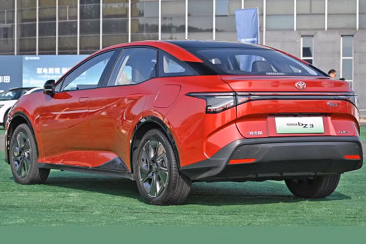 Trong khi đó, các chi tiết thiết kế của mẫu sedan điện Toyota bZ3 2023 tại Trung Quốc lại có nhiều điểm tương đồng với "người anh em" bZ4X. Có thể thấy điều đó qua những đường dập gân sắc sảo, cụm đèn pha LED mượt mà và dải đèn LED định vị ban ngày nằm vắt ngang đầu xe.