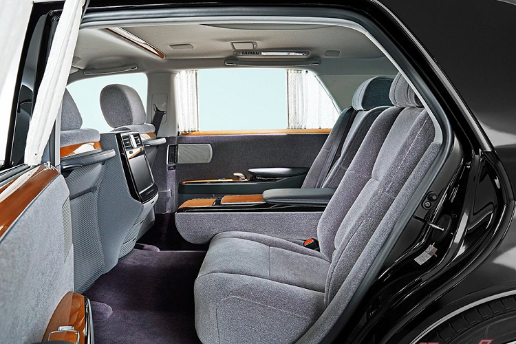 Có nhiều khả năng, Century mới có hệ thống truyền động hybrid ở phía sau. Với cụm động cơ này, khả năng cao Century sẽ là mẫu xe được chủ nhân cầm lái nhiều hơn, thay vì chỉ ngồi ghế sau như các thế hệ trước.