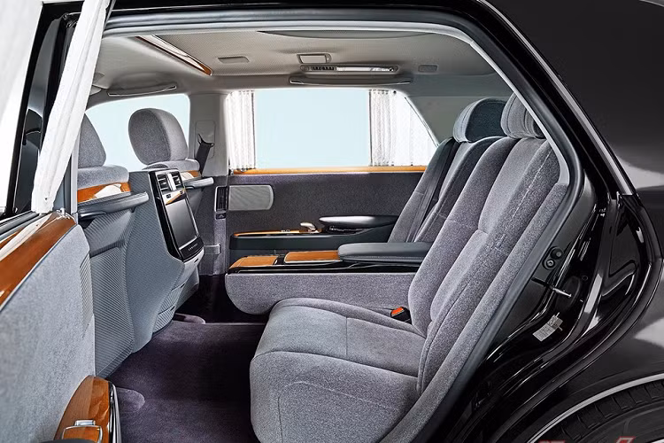 Có nhiều khả năng, Century mới có hệ thống truyền động hybrid ở phía sau. Với cụm động cơ này, khả năng cao Century sẽ là mẫu xe được chủ nhân cầm lái nhiều hơn, thay vì chỉ ngồi ghế sau như các thế hệ trước.