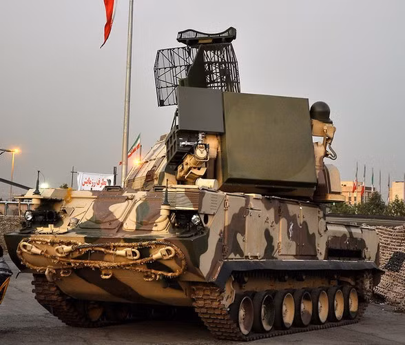 Theo đánh giá, rất có thể tại thời điểm này chỉ cách vụ phóng tên lửa đạn đạo vào căn cứ của Mỹ trên đất Iraq một thời gian ngắn, phòng không Iran đang căng mình đề phòng máy bay Mỹ có hành động trả đũa.