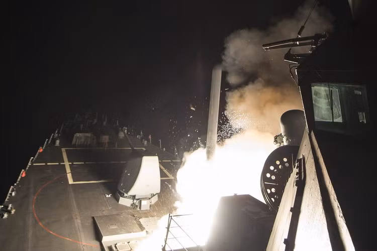 “Trong trường hợp này, Mỹ sẽ thể hiện công khai ý định về một cuộc xâm lược, mặc dù không trực tiếp nhưng vẫn là hành động chống lại đồng minh Iran", chuyên gia Nga lưu ý.