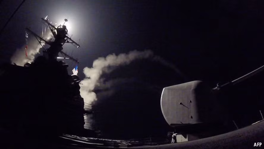 Bên cạnh việc đánh chặn tên lửa, không thể loại trừ khả năng không quân và hải quân Nga sẽ giáng trả trực tiếp vào chiếc chiến hạm Mỹ dám phóng tên lửa bay qua căn cứ của họ.