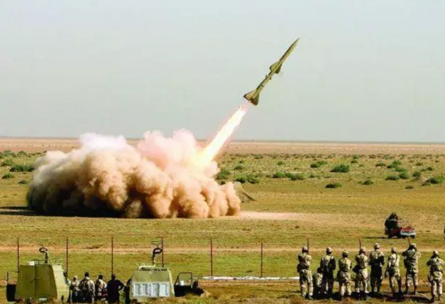 Giới quân sự Iran đã chọn tên lửa Fatah-313 làm vũ khí chính trong cuộc tiến công trả đũa; đây là tên lửa đạn đạo tầm ngắn do Iran tự phát triển, sử dụng nhiên liệu rắn 1 tầng, tầm bắn 500 km, trọng lượng đầu đạn 300 kg; độ chính xác được cho là dưới 100 m.