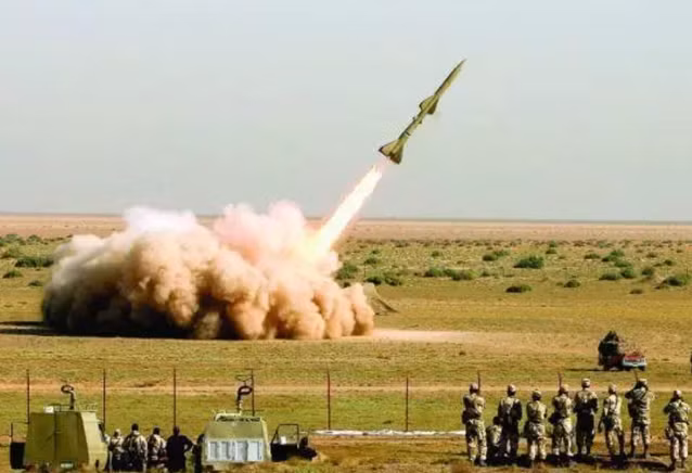 Giới quân sự Iran đã chọn tên lửa Fatah-313 làm vũ khí chính trong cuộc tiến công trả đũa; đây là tên lửa đạn đạo tầm ngắn do Iran tự phát triển, sử dụng nhiên liệu rắn 1 tầng, tầm bắn 500 km, trọng lượng đầu đạn 300 kg; độ chính xác được cho là dưới 100 m.