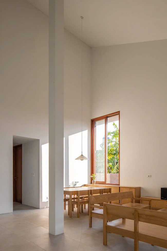 Nhà Quảng Yên có thiết kế nội thất hiện đại, mở, liền mạch, được phân chia không gian bởi chiếc cột mang đến sự thoáng đãng. Ảnh: Hoàng Lê, Đức Ngô