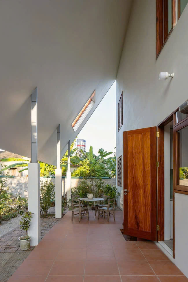 Hàng hiên phía sau nhà được bố trí bàn ghế để gia chủ tận hưởng những giây phút thư thái. Ảnh: Hoàng Lê, Đức Ngô