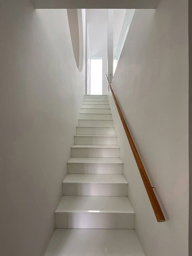 Cầu thang nhỏ nhưng có độ dốc thoải để gia chủ dễ dàng di chuyển. Ảnh: Hoàng Lê, Đức Ngô