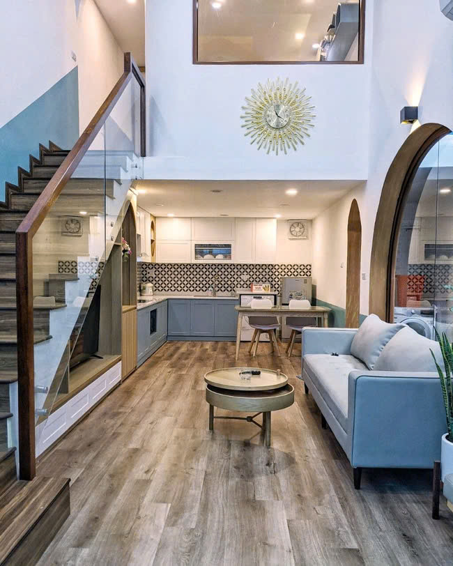 Ngôi nhà “lột xác” hoàn toàn sau quá trình cải tạo, mang gam màu xanh - nâu hài hoà, ấm cúng nhưng không mất đi vẻ trẻ trung. Ảnh: Nguyễn Nhung