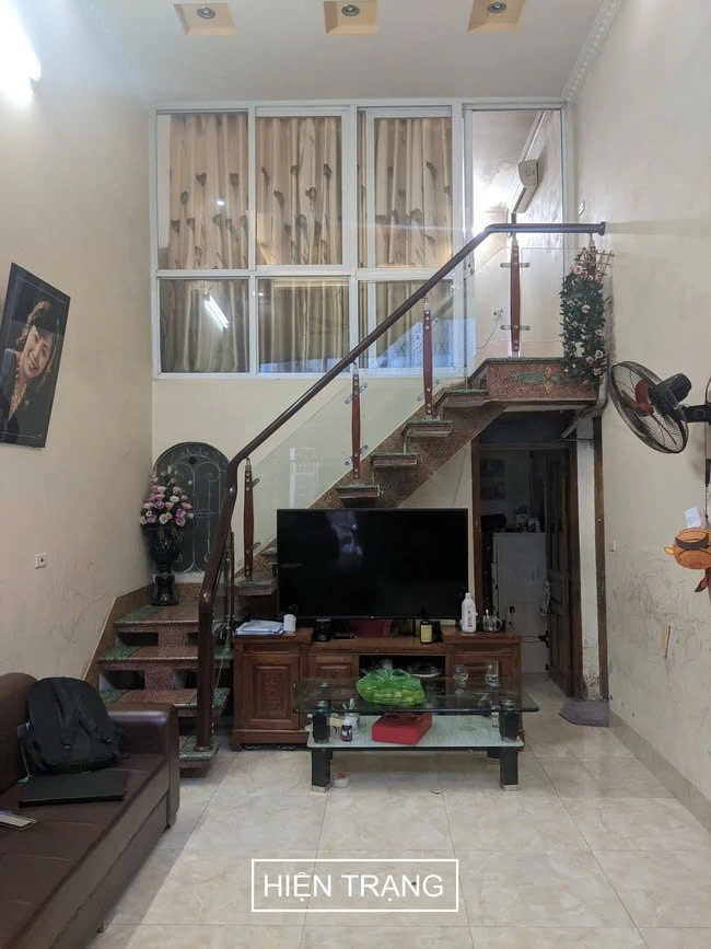 Bố trí cầu thang nhưng lại hướng phần cuối thang ra cửa, điều này là kiêng kị trong kiến trúc thiết kế của Việt Nam. Ảnh: Nguyễn Nhung