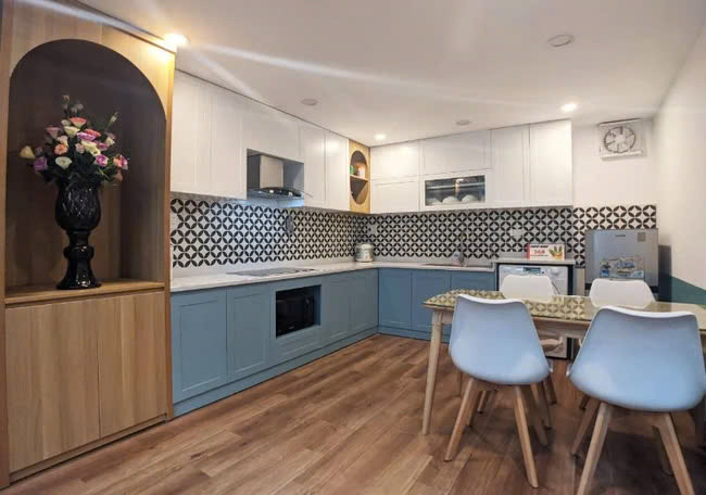 Phòng bếp - ăn nhỏ gọn, hệ tủ bếp được đóng chạm trần giúp tối ưu diện tích để đồ dùng nhà bếp. Ảnh: Nguyễn Nhung