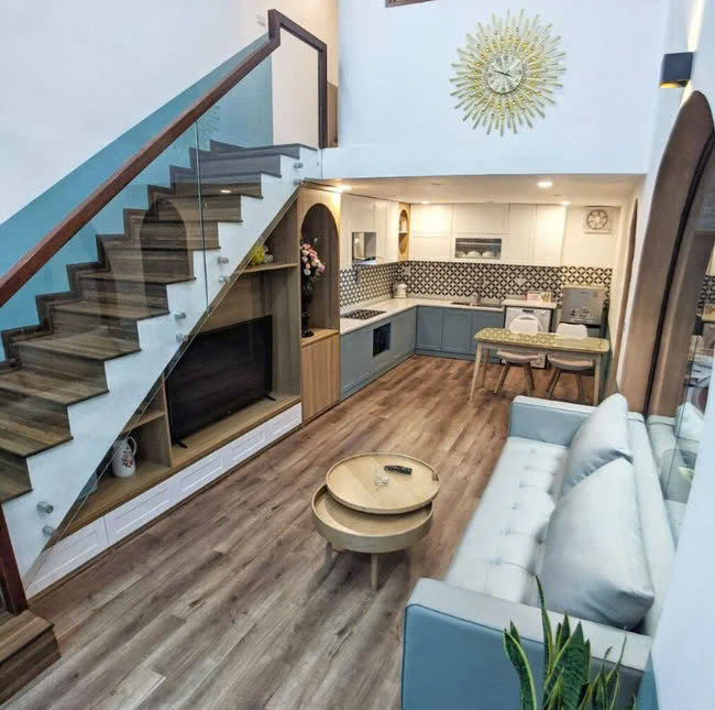 Ngôi nhà sử dụng phần lớn là gỗ công nghiệp màu trầm, mang đến sự ấm cúng cho không gian. Ảnh: Nguyễn Nhung 