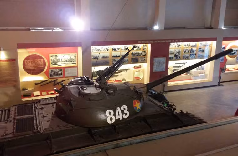 Cận cảnh mặt trên thân và tháp pháo xe tăng T-54B số hiệu 843, trang bị pháo chính 100mm D-10T2S với bộ ổn định 2 trục STP-2 Tsyklon. Ngoài ra, mẫu tăng cải tiến T-54B còn được trang bị đèn hồng ngoại L-2 Luna, kính ngắm hồng ngoại pháo thủ TPN-1-22-11 và đèn hồng ngoại cho trưởng xa OU-3.