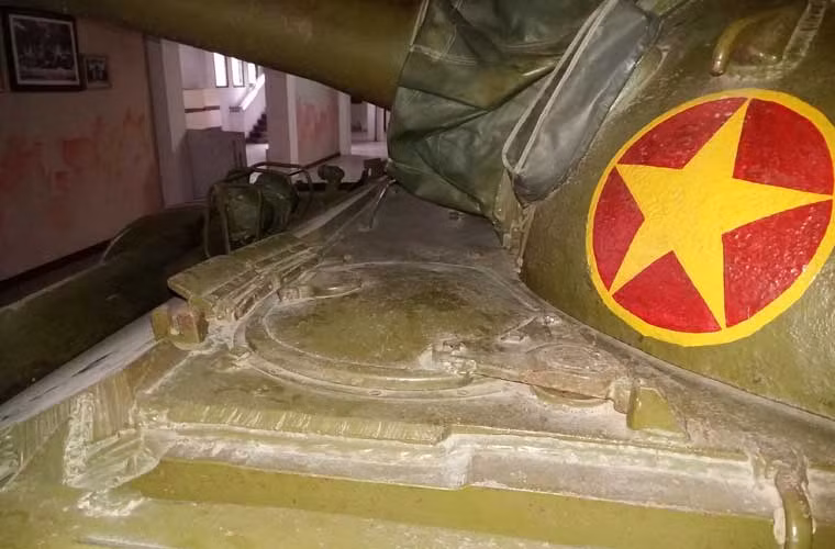 Xe tăng Type 59 được Trung quốc chế tạo dựa theo phiên bản T-54A của Liên Xô, vì vậy không lạ khi nó nhìn không khác gì chiếc 843 T-54B. Điểm khác chỉ nằm ở hệ thống vũ khí do Trung Quốc sản xuất. Ảnh: cận cảnh cửa ra vào của lái xe Type 59.