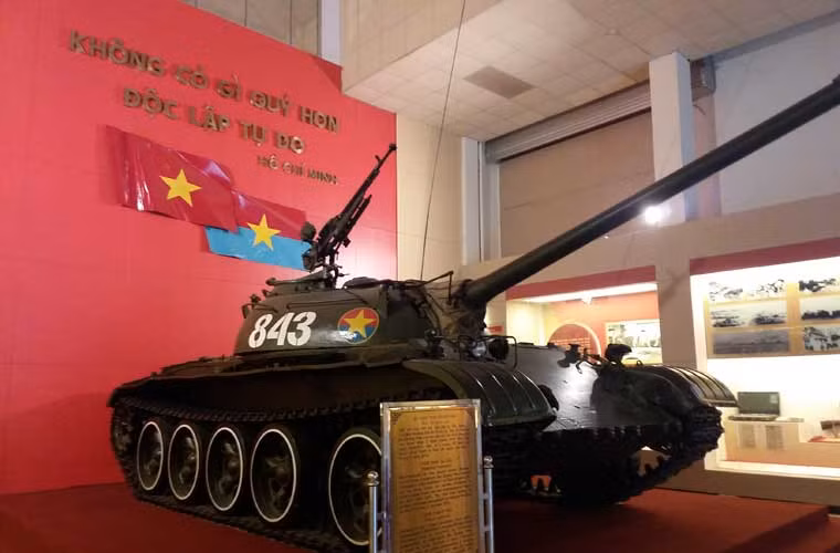 Hôm nay, cả hai chiếc xe tăng ngày ấy đã được xếp hạng Bảo vật Quốc gia được bảo quản, giữ gìn cẩn thận tại 2 bảo tàng quân sự lớn. Trong ảnh, chiếc xe tăng 843 được trưng bày tại vị trí trang trọng ở Bảo tàng Lịch sử Quân sự Việt Nam – nơi thăm viếng của nhiều bạn bè quốc tế.