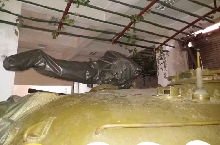 Trên nóc tháp pháo được trang bị đại liên phòng không Type 54 cỡ 12,7mm sao chép mẫu DShK Liên Xô.