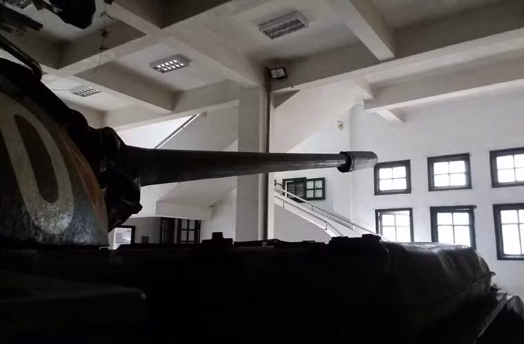 Type 59 được trang bị pháo K59 100mm (với 34 viên đạn dự trữ) với uy lực tương tự pháo D-10 của Liên Xô, có thể xuyên phá giáp tăng M48 của Mỹ thời bấy giờ.