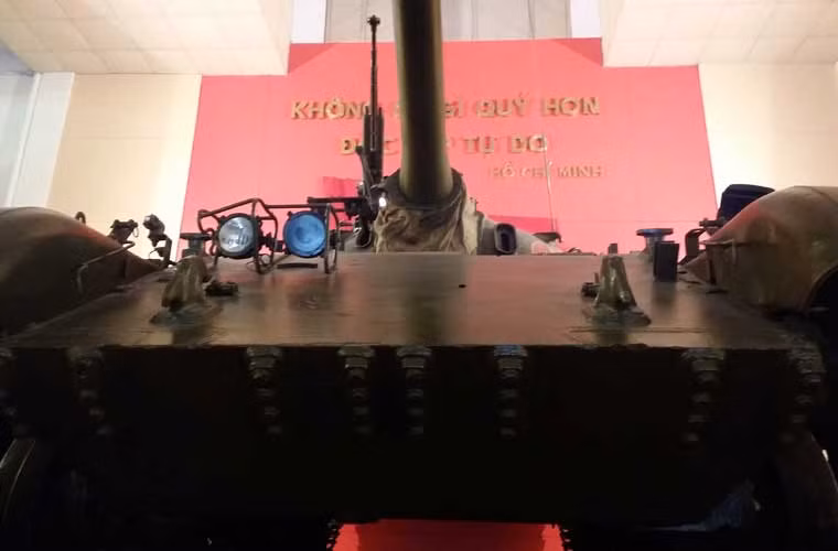 Theo các thông tin từ Bảo tàng thì xe tăng 843 thuộc kiểu T-54B do Liên Xô sản xuất, viện trợ cho Quân đội Nhân dân Việt Nam sử dụng trong kháng chiến chống Mỹ. Đây là một trong những thế hệ đầu tiên của dòng tăng huyền thoại T-54/55, được thiết kế năm 1955 chính thức phục vụ năm 1957.