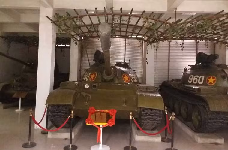 Trong khi xe tăng 390 húc đổ cánh cổng Dinh Độc lập được trưng bày bên trong Bảo tàng lực lượng Tăng – Thiết giáp. Đáng lưu ý, khác với 843, 390 lại là thiết kế của Trung Quốc, kiểu Type 59 (Việt Nam hay gọi là T-59) được chế tạo dựa trên mẫu T-54 Liên Xô.