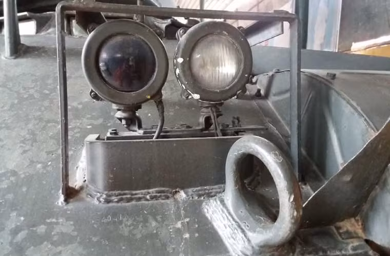 Tương tự M48, M41 cũng bố trí các cụm đèn 2 bên đầu xe.