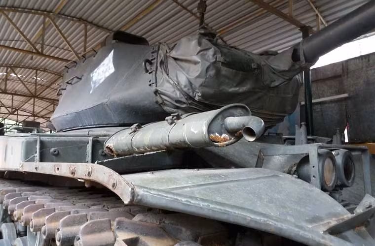 Cận cảnh tháp pháo tăng hạng nhẹ M41, được trang bị pháo chính 76mm M32, một đại liên 12,7mm MG và súng máy 7,62mm đồng trục (nằm bên trái pháo chính). Tuy nhiên, chiếc M41 tại bảo tàng đã không còn khẩu 12,7mm trên nóc.