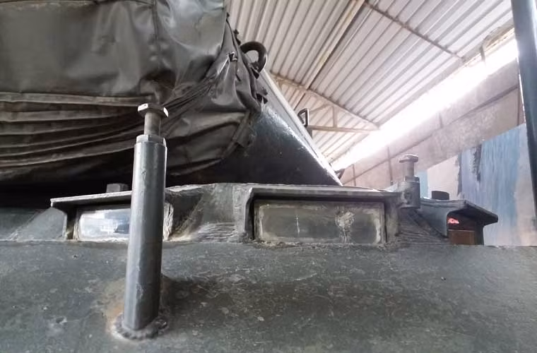 Cận cảnh vị trí ngồi của lái xe tăng M41 – lệnh về bên trái thân xe, được thiết kế 3 cửa kính nhỏ để lái xe quan sát bên ngoài.