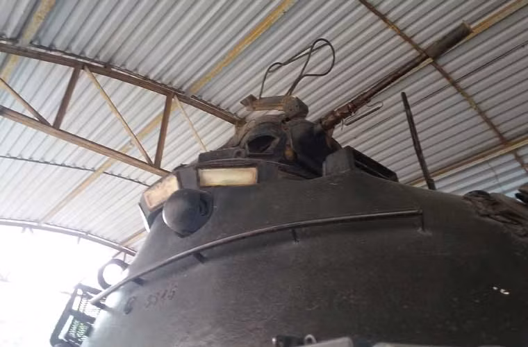 Trên nóc tháp pháo được bố trí tháp pháo nhỏ hơn gắn đại liên 12,7mm M2 Browning. Kiểu thiết kế này khá hơn T-54 ở chỗ, nó bảo vệ được xạ thủ đại liên trước mảnh bom pháo, hay đạn đối phương.