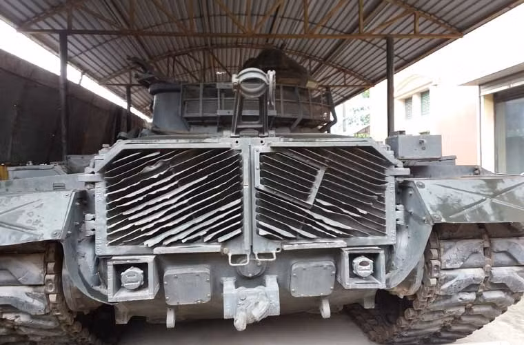 M48 được trang bị động cơ diesel AVDS-1790-5B-V12 công suất 750 mã lực cùng hộp số 5 cấp cho tốc độ 48km/h, tầm hoạt động hơn 400km.