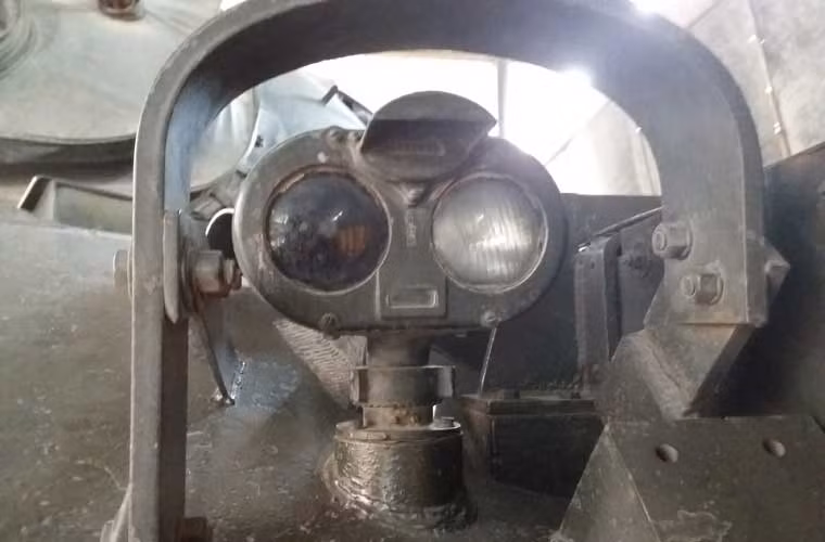 Hai bên đầu xe được bố trí cụm đèn chiếu sáng.