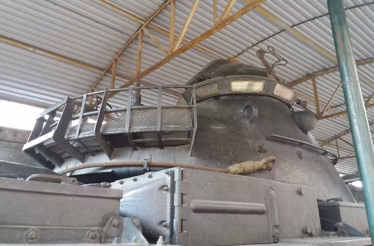 Mặt sau tháp pháo tăng M48 này có các giá để đồ, tiện lợi cho binh sĩ mang vác theo ba lô đồ.