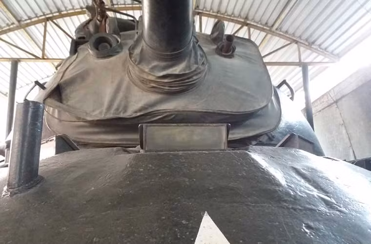 Vị trí ngồi của người lái xe nằm ở giữa mặt trước thân xe, ngay dưới nòng pháo chính, trước tháp pháo lớn.