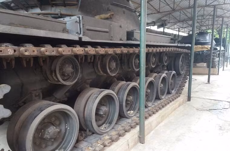 Cận cảnh bộ phận chuyền động xe gồm: 5 bánh chuyển động lùi và bánh phụ trợ kéo căng xích nằm ở đuôi (ngay bên dưới bánh truyền động), phuộc giảm xóc được lắp ở 2 bánh chịu lực đầu tiên và bánh chịu lực cuối cùng.