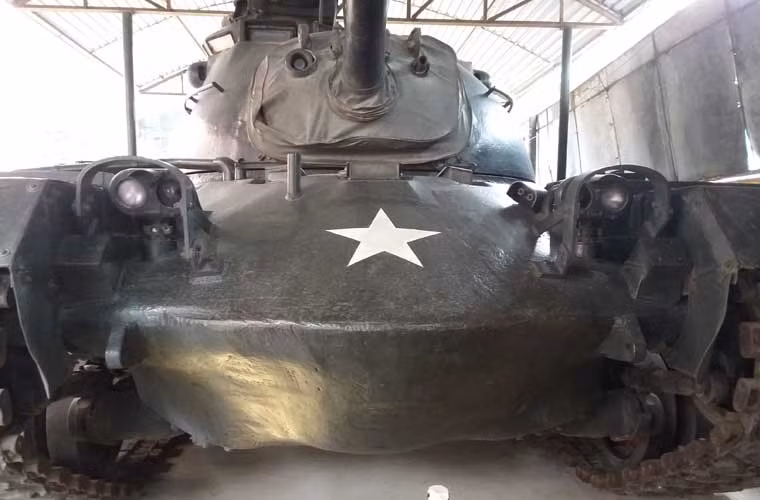 M48 Patton là mẫu xe tăng chiến đấu chủ lực do Mỹ sản xuất từ năm 1952, đây từng là mẫu tăng hiện đại nhất của Mỹ giai đoạn 1950-1960. Nó có trọng lượng 49,6 tấn (nặng hơn T-54), dài 9,3m, rộng 3,65m, cao 3,1m. Có thể thấy rõ mặt trước tăng M48 Patton có điểm khá kỳ lạ so với dòng tăng Liên xô, nhìn như mũi chiếc thuyền.