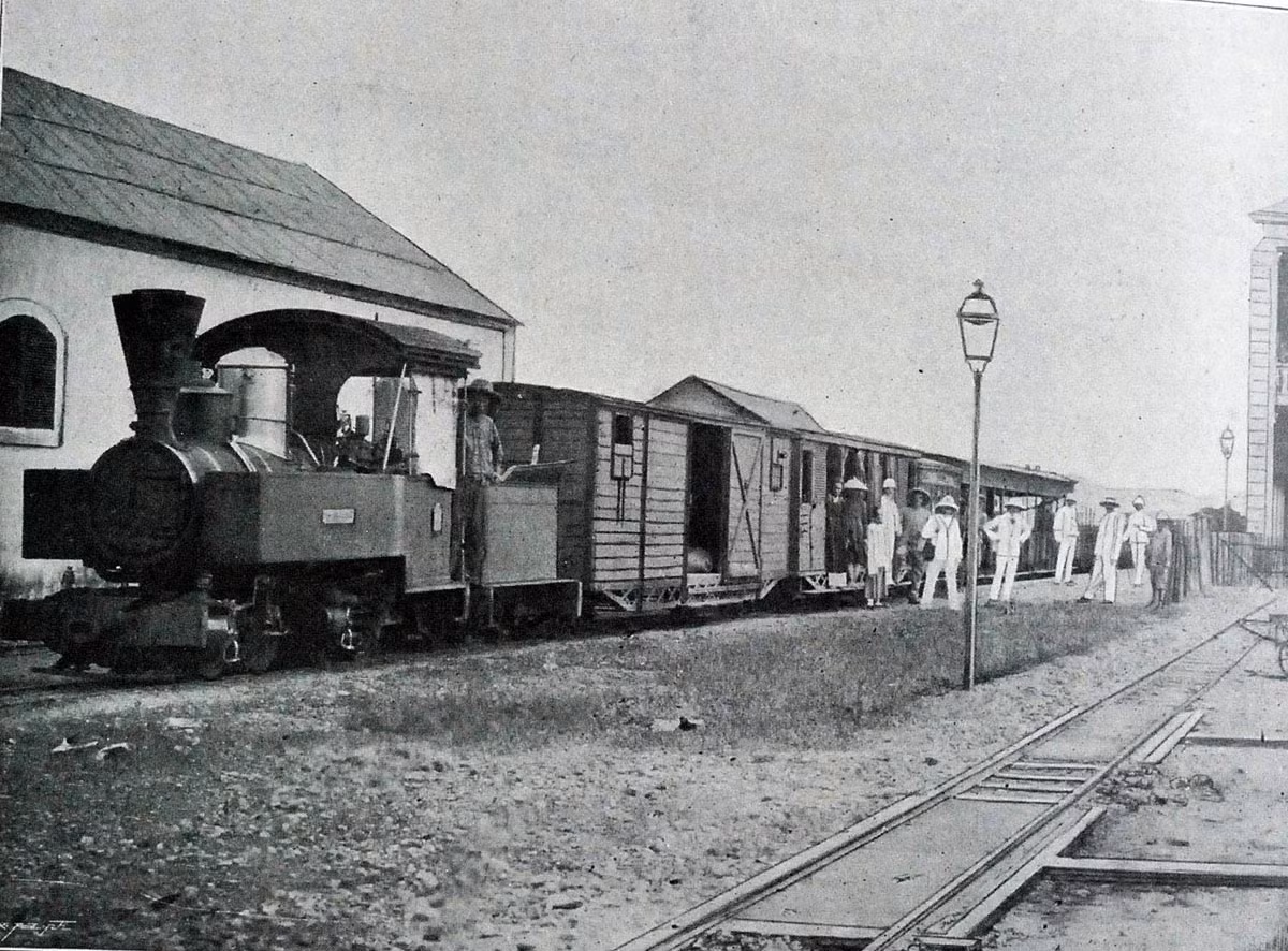 Trong hoạt động chuyển phát giữa hai đầu Nam - Bắc của Việt Nam thời thuộc địa, đường sắt giữ vai trò chủ đạo, với các tuyến đường kéo dài từ Lạng Sơn cho đến Mỹ Tho. Ảnh: Belle Indochine.