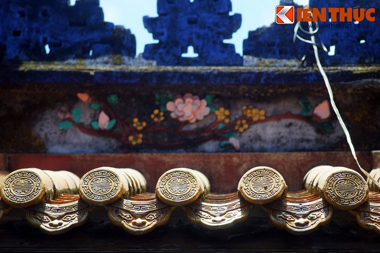 Về mặt kiến trúc, công trình xây theo nguyên mẫu ngôi miếu ở Hải Nam nhưng kích thước thu nhỏ lại. Kể từ khi miếu được xây xong, hàng năm vào độ rằm tháng sáu Âm lịch, thân nhân các nạn nhân Hoa kiều sống tại Việt Nam hay các nước lân cận lại quy tụ về đây để làm lễ tưởng niệm.