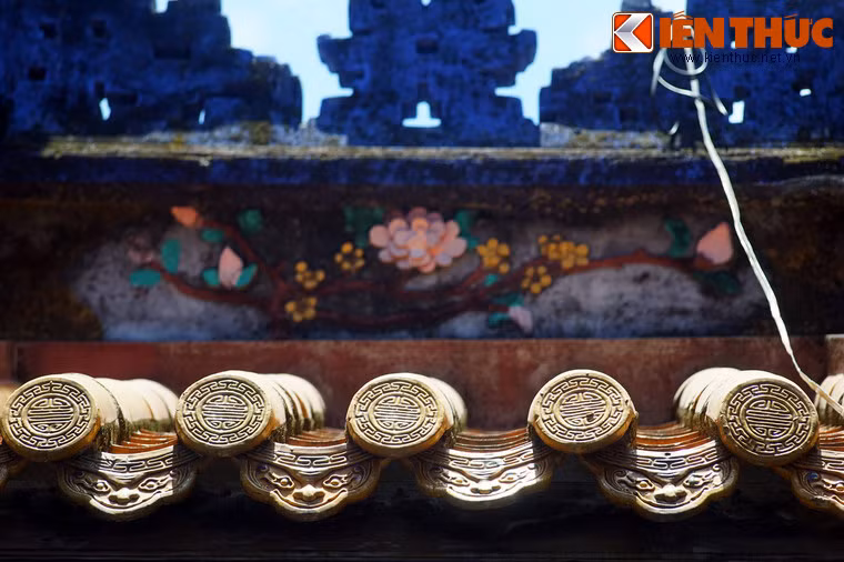 Về mặt kiến trúc, công trình xây theo nguyên mẫu ngôi miếu ở Hải Nam nhưng kích thước thu nhỏ lại. Kể từ khi miếu được xây xong, hàng năm vào độ rằm tháng sáu Âm lịch, thân nhân các nạn nhân Hoa kiều sống tại Việt Nam hay các nước lân cận lại quy tụ về đây để làm lễ tưởng niệm.