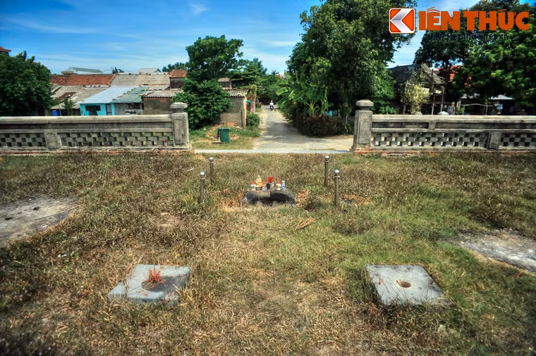 So với đàn Nam Giao, đàn Xã Tắc và có sự tương đồng về kiến trúc nhưng khác nhau về chức năng, nhiệm vụ. Cả đàn Xã Tắc và đàn Nam Giao đều là cầu nối giữa vua, quan với thánh thần, giữa dân chúng với vua của mình, nhưng theo các cách thức khác nhau.