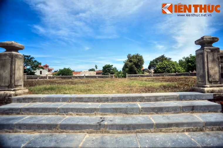 Xung quanh đàn có tường thấp bao quanh. Cửa được mở ở ba mặt: Bắc, Tây và Đông.