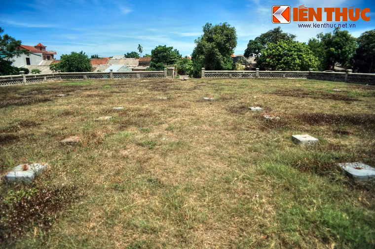 Xưa kia, mặt đàn nền tô 5 màu theo nguyên tắc của ngũ hành: Giữa màu vàng, phía Đông màu xanh, phía Tây màu trắng, phía Nam màu đỏ, phía Bắc màu đen. Trên nền còn đặt 32 bệ đá để cắm tàn.