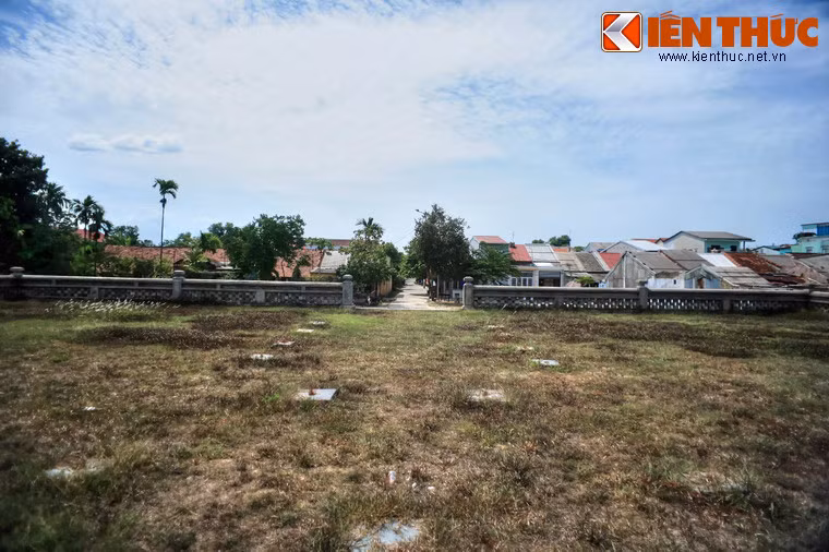 Sau năm 1945, đàn Xã Tắc bị bỏ hoang. Đến những năm 1970-1974, toàn bộ phần đất khu vực đàn tế và la thành xung quanh được giao cho quân lực Sài Gòn nắm giữ và được trưng dụng làm nhà ở. Số người sinh sống ở khu vực này lúc bấy giờ có khi lên đến 500 người.