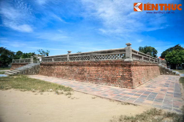 Đàn được đắp lộ thiên, kiến trúc nguyên bản gồm hai tầng, hình vuông, mặt chính nhìn về hướng Bắc. Tầng dưới của đàn cao 1,20m, cạnh dài 73m, tầng trên cao 1,60m, cạnh dài 28m.