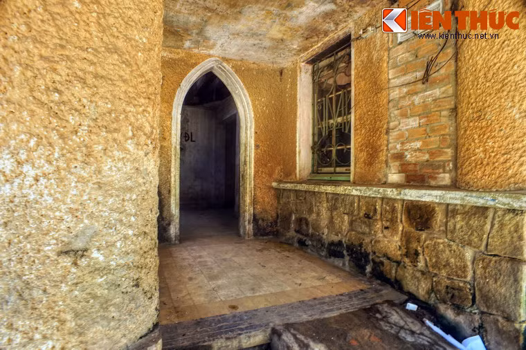 Được kể đến nhiều là câu chuyện bi thảm của một cô gái trẻ trong trang phục cô dâu đã kết thúc cuộc đời mình tại đây.