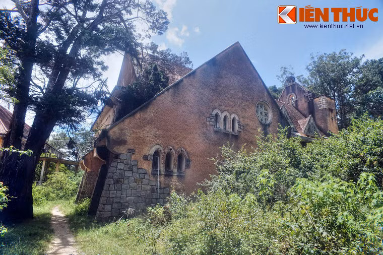 Trong thời gian này, nhà nguyện cổ và khu nội viện được dùng làm nhà kho, phòng học thể dục và chỗ ở.