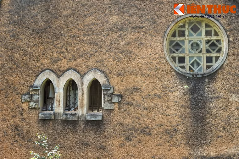 Nét kiến trúc cổ kính, hoang phế cũng những câu chuyện ám ảnh đã khiến khu tu viện cổ này trở thành điểm đến "hot" của những du khách thích khám phá.