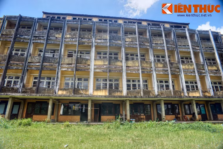 Trong các thập niên sau đó, hai khu nhà lớn của Trường Thương mại Việt Nữ được chuyển đổi nhiều công năng. Ban đầu, dùng làm cơ sở cho Trường Bổ túc Văn hóa, sau đó là Khách sạn Lâm Viên, rồi đến Trường THPT Trần Phú.