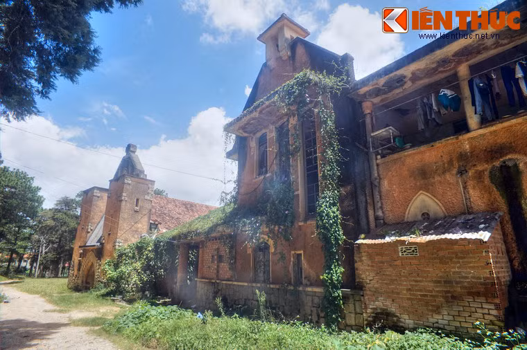 Sau khi toàn bộ khu vực được bàn giao cho Trường Đại học Kiến trúc TP Hồ Chí Minh cách đây ít năm, các hộ gia đình sinh sống ở đây đã được giải tỏa gần hết, chỉ còn 3 hộ ở lại.