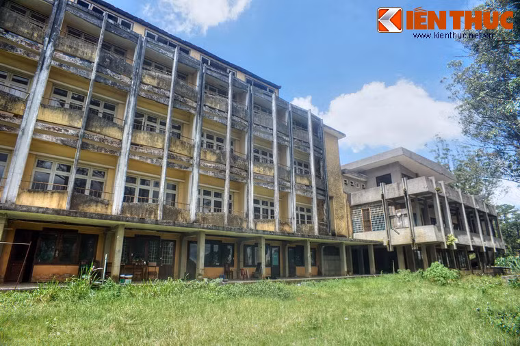 Vào thời điểm này, hai khối nhà mới gồm nhà học và khu nội trú của Trường Thương mại Việt Nữ được xây dựng với phong cách hiện đại bên cạnh các công trình cũ.