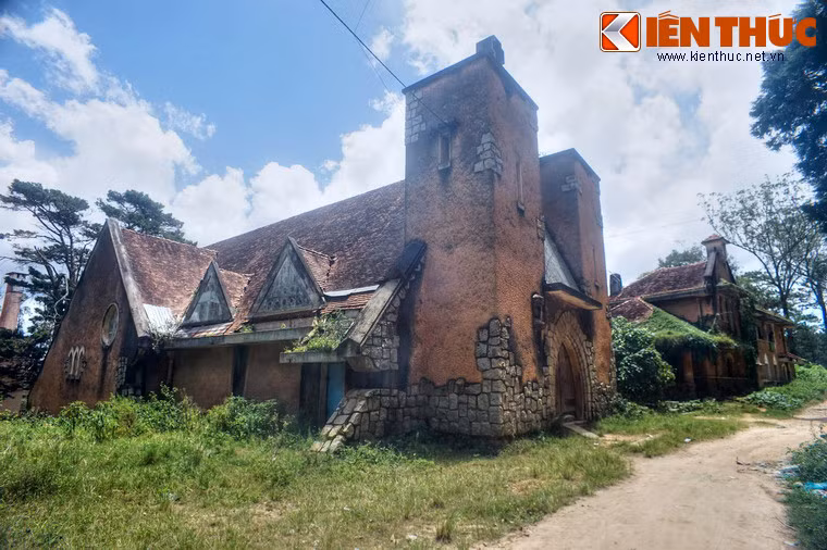 Từ năm 1966, tập viện dần chuyên môn hóa việc giáo dục, trở thành ngôi trường chuyên đào tạo kế toán, thư ký. Từ năm 1969, cơ sở này chính thức trở thành Trường Thương mại Việt Nữ.