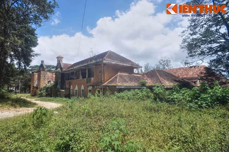 Tu viện này được xây từ thời Pháp thuộc để làm tập viện của dòng nữ tu Phan Sinh Thừa Sai Đức Mẹ. Công trình ban đầu gồm nhà nguyện và khu nội viện được xây theo kiến trúc Gothic.