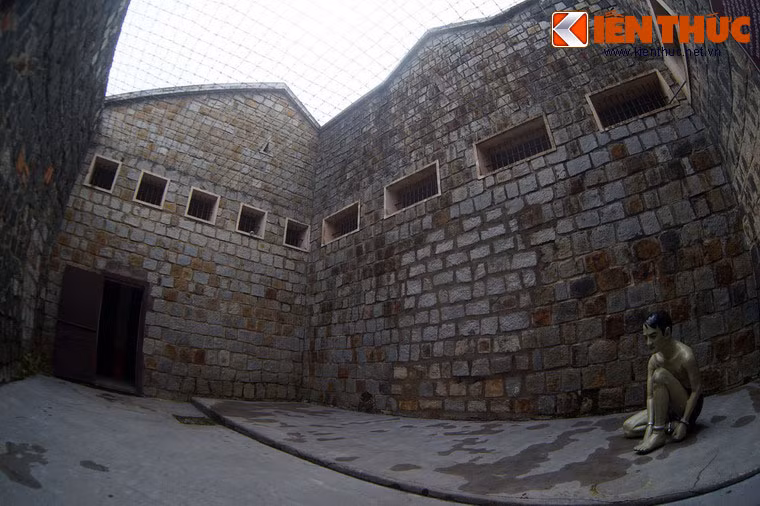 Đặc biệt, có một hầm đá xây khuất sau hành lang xà lim, không có mái che mà chỉ có lưới kẽm gai chăng dày bên trên để địch thực hiện hình phạt phơi sương, phơi nắng tù nhân.